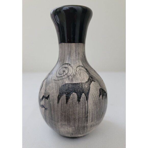 Binishtaa SIGNED Navajo Native American Petroglyph Etched Pottery 5" Vase - Picture 4 of 5
